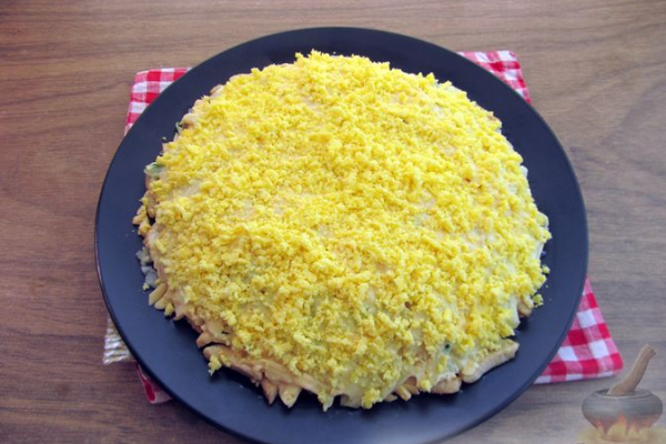 Праздничный салат "Змейка" с огурцами, курицей и яблоком