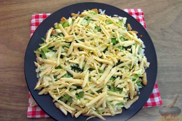 Праздничный салат "Змейка" с огурцами, курицей и яблоком