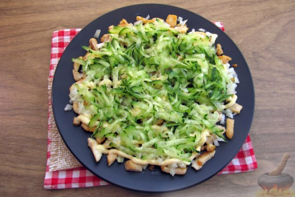 Праздничный салат "Змейка" с огурцами, курицей и яблоком