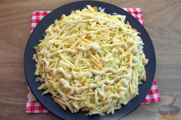 Праздничный салат "Змейка" с огурцами, курицей и яблоком