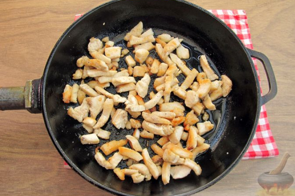 Праздничный салат "Змейка" с огурцами, курицей и яблоком