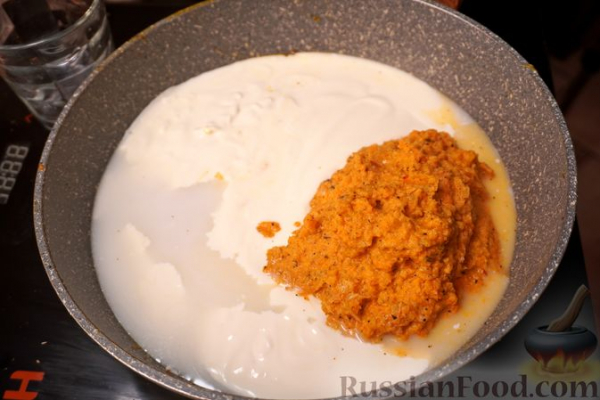 Рыба, запечённая в сметанном соусе с овощами