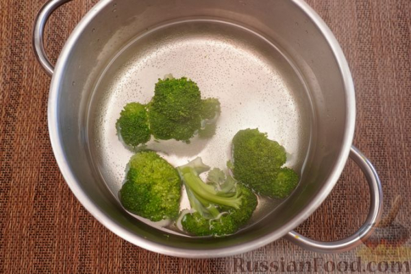 Куриные котлеты с брокколи и кускусом