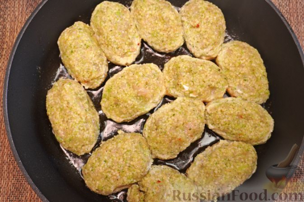 Куриные котлеты с брокколи и кускусом