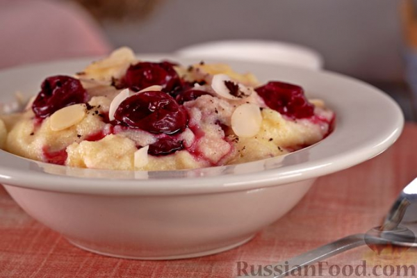 Манная каша с белым шоколадом и вишней