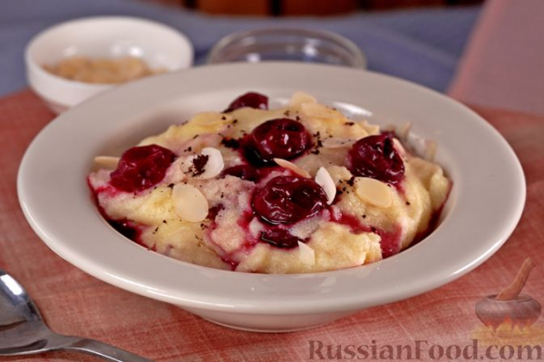 Манная каша с белым шоколадом и вишней