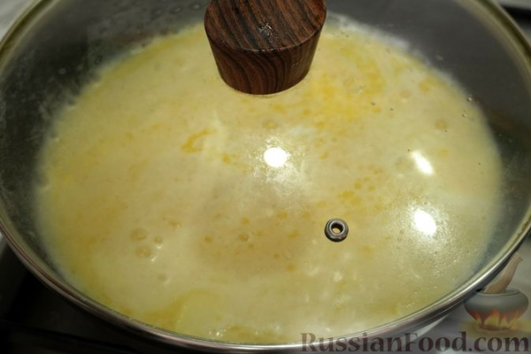 Сладкий омлет с печеньем, шоколадом и сгущёнкой Сладкий омлет с печеньем, шоколадом и сгущёнкой