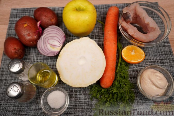 Картофельный салат с жареной рыбой, сельдереем и яблоком Картофельный салат с жареной рыбой, сельдереем и яблоком