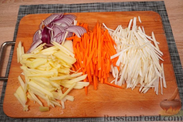 Картофельный салат с жареной рыбой, сельдереем и яблоком Картофельный салат с жареной рыбой, сельдереем и яблоком