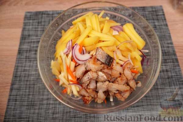 Картофельный салат с жареной рыбой, сельдереем и яблоком Картофельный салат с жареной рыбой, сельдереем и яблоком