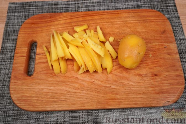 Картофельный салат с жареной рыбой, сельдереем и яблоком Картофельный салат с жареной рыбой, сельдереем и яблоком