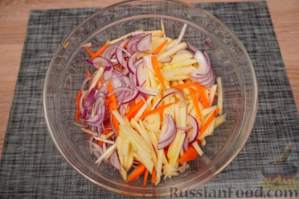 Картофельный салат с жареной рыбой, сельдереем и яблоком Картофельный салат с жареной рыбой, сельдереем и яблоком