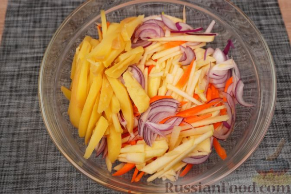 Картофельный салат с жареной рыбой, сельдереем и яблоком Картофельный салат с жареной рыбой, сельдереем и яблоком