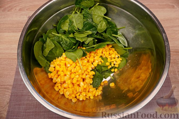 Овощной салат с брокколи и кукурузой