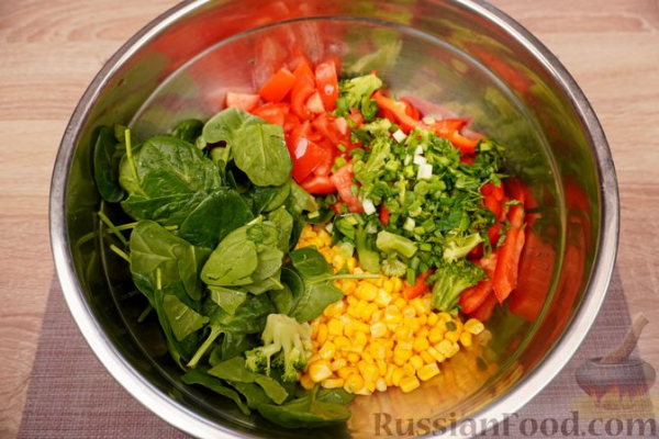 Овощной салат с брокколи и кукурузой