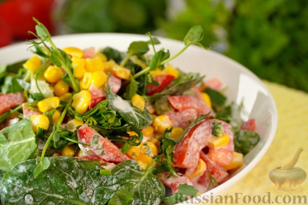 Овощной салат с брокколи и кукурузой