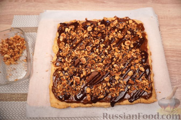 Мазурек с варёной сгущёнкой, шоколадом и орехами