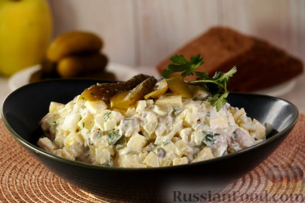 Салат из сельди, яблок и солёных огурцов