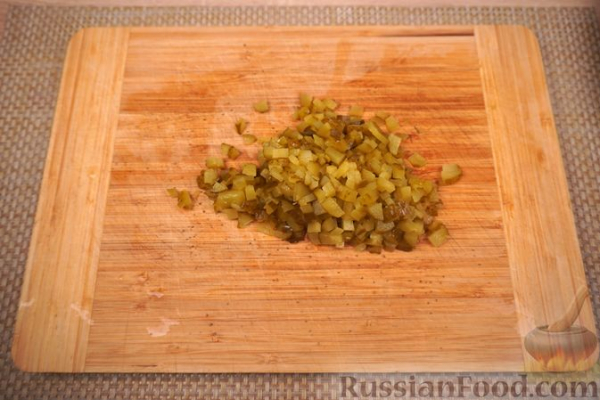 Салат из сельди, яблок и солёных огурцов