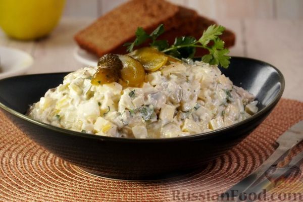 Салат из сельди, яблок и солёных огурцов