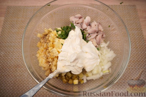 Салат из сельди, яблок и солёных огурцов