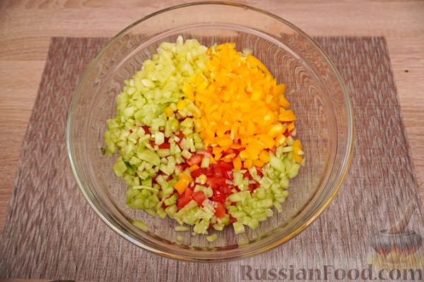Салат "Птичий глаз" из свежих овощей, феты и зелени