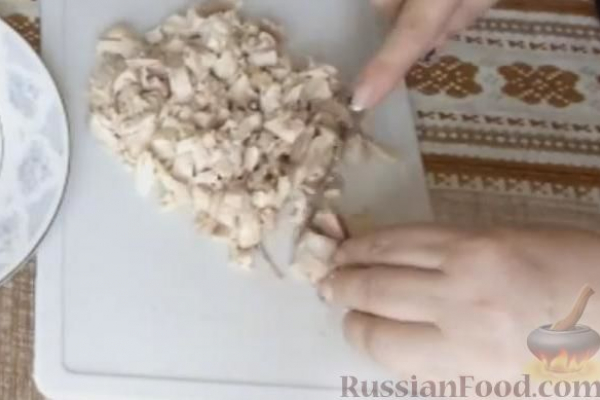 Салат с крапивой, курицей, овощами и яйцами