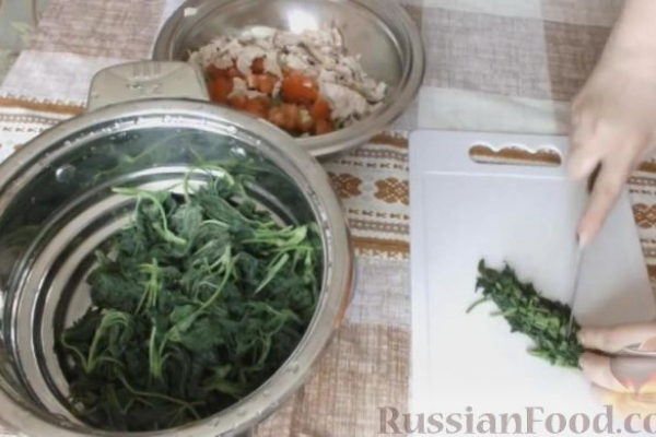 Салат с крапивой, курицей, овощами и яйцами