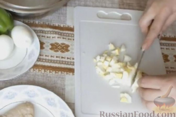Салат с крапивой, курицей, овощами и яйцами