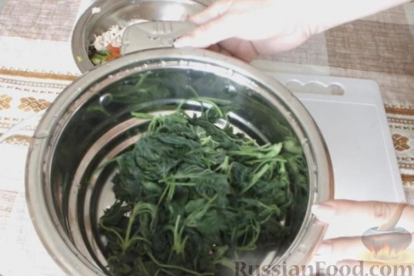 Салат с крапивой, курицей, овощами и яйцами