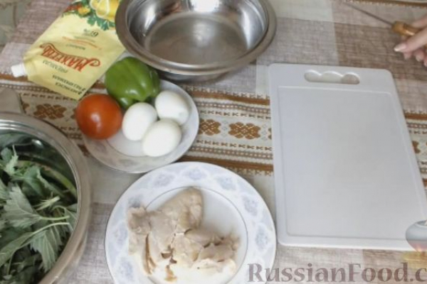 Салат с крапивой, курицей, овощами и яйцами