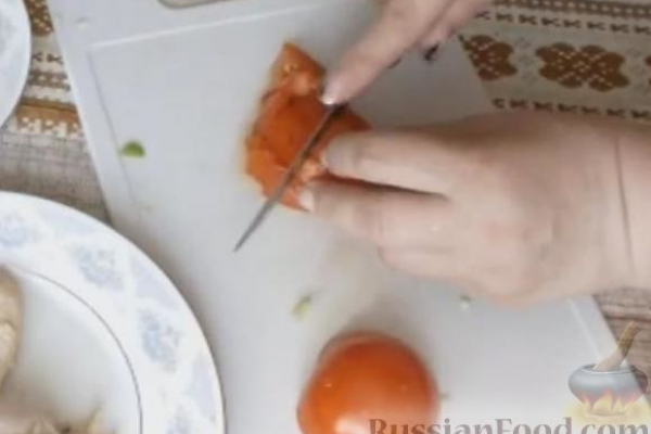 Салат с крапивой, курицей, овощами и яйцами