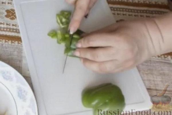 Салат с крапивой, курицей, овощами и яйцами