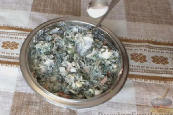 Салат с крапивой, курицей, овощами и яйцами