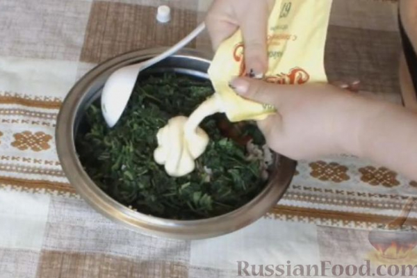 Салат с крапивой, курицей, овощами и яйцами