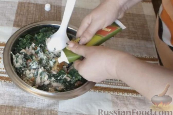 Салат с крапивой, курицей, овощами и яйцами