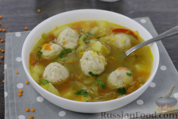 Суп с чечевицей, фрикадельками и овощами