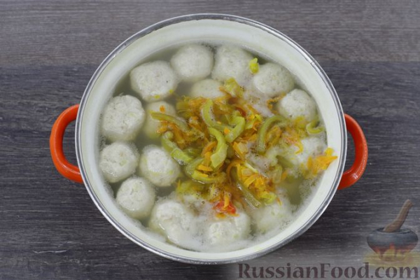Суп с чечевицей, фрикадельками и овощами