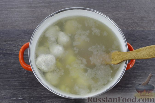 Суп с чечевицей, фрикадельками и овощами