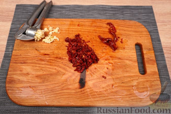 Закуска из запечённых баклажанов, вяленых томатов, тахини и феты, с питой