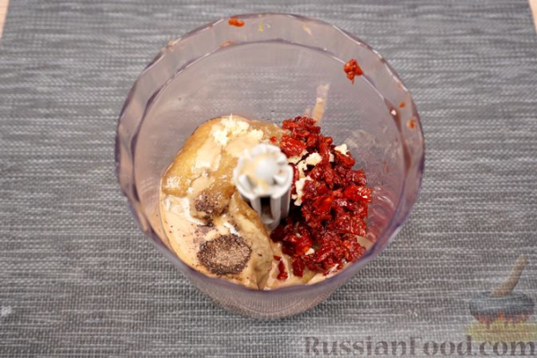 Закуска из запечённых баклажанов, вяленых томатов, тахини и феты, с питой