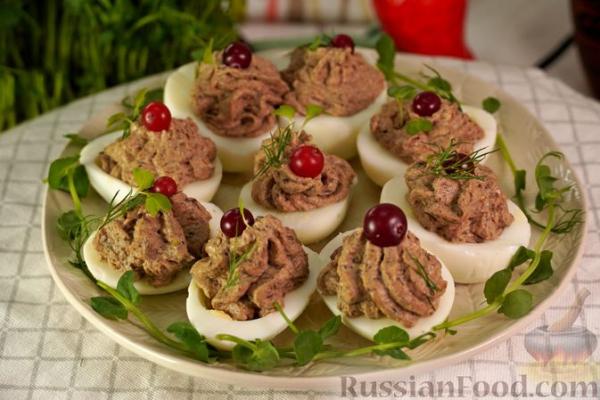 Яйца, фаршированные печенью и грибами