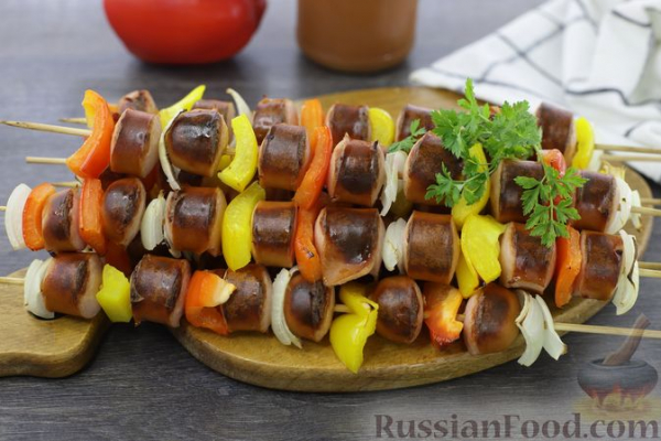 Шашлык из сосисок с овощами