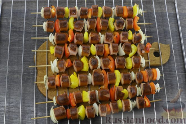 Шашлык из сосисок с овощами