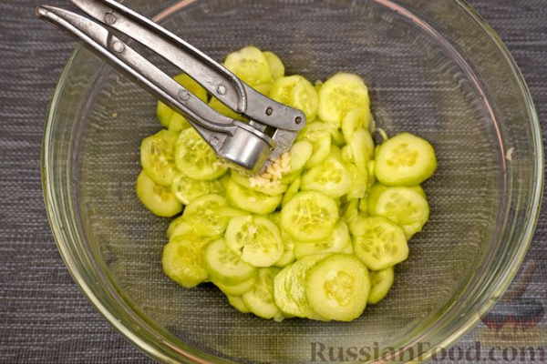 Венгерский салат из огурцов со сметаной