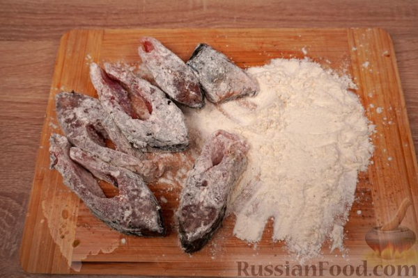 Жареный карп с томатно-грибным соусом