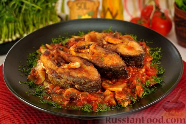 Жареный карп с томатно-грибным соусом