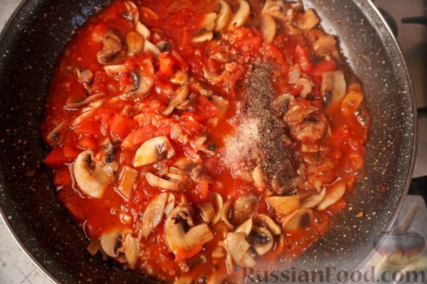 Жареный карп с томатно-грибным соусом