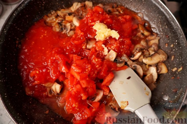 Жареный карп с томатно-грибным соусом