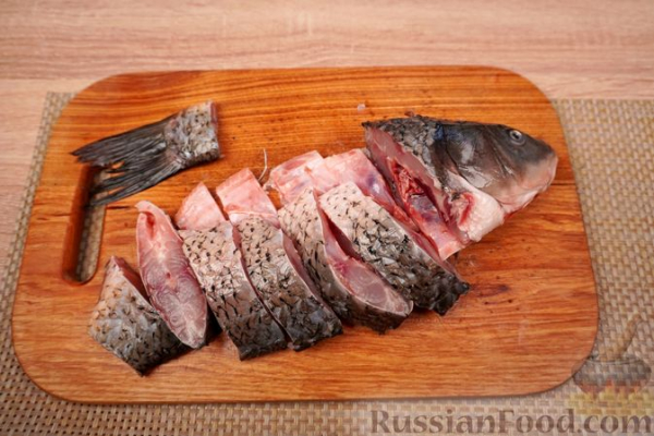 Жареный карп с томатно-грибным соусом